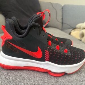 Nike Men’s LeBron Witness V5 mens basketball shoes
